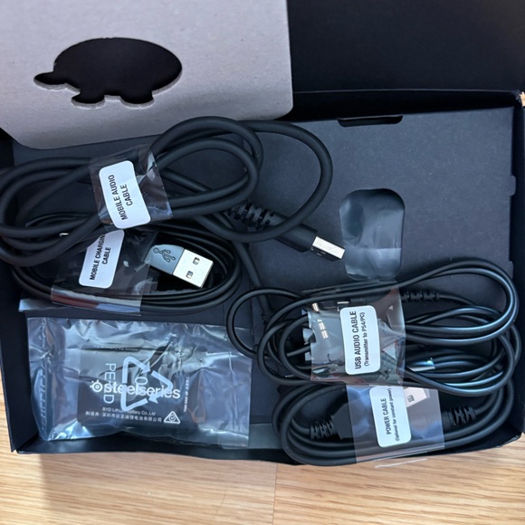 SteelSeries Arctis Pro Black Wireless Gaming Headset Over-Ear PS4 PC Audio - Picture 9 of 14